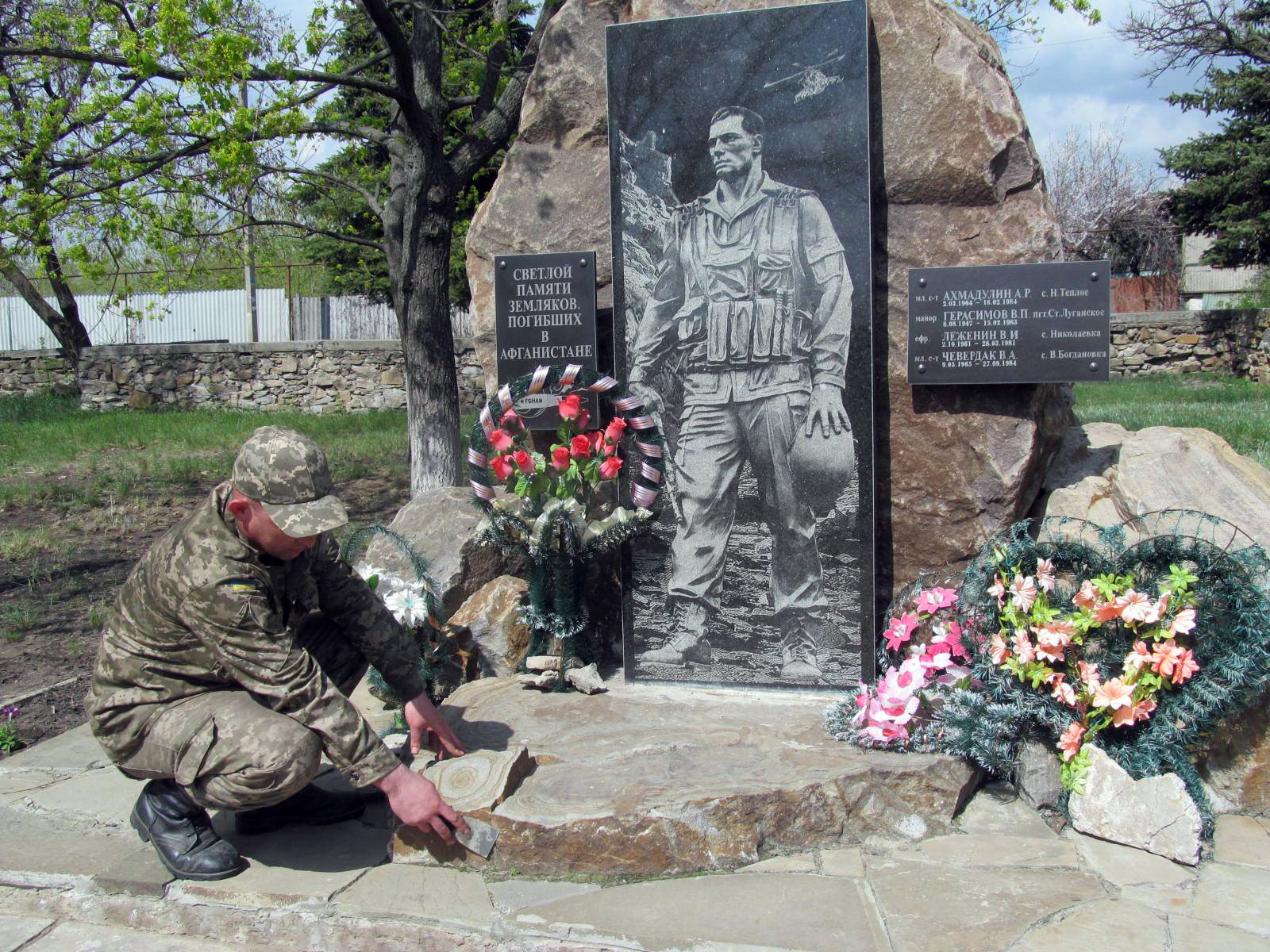 фото военного на памятнике